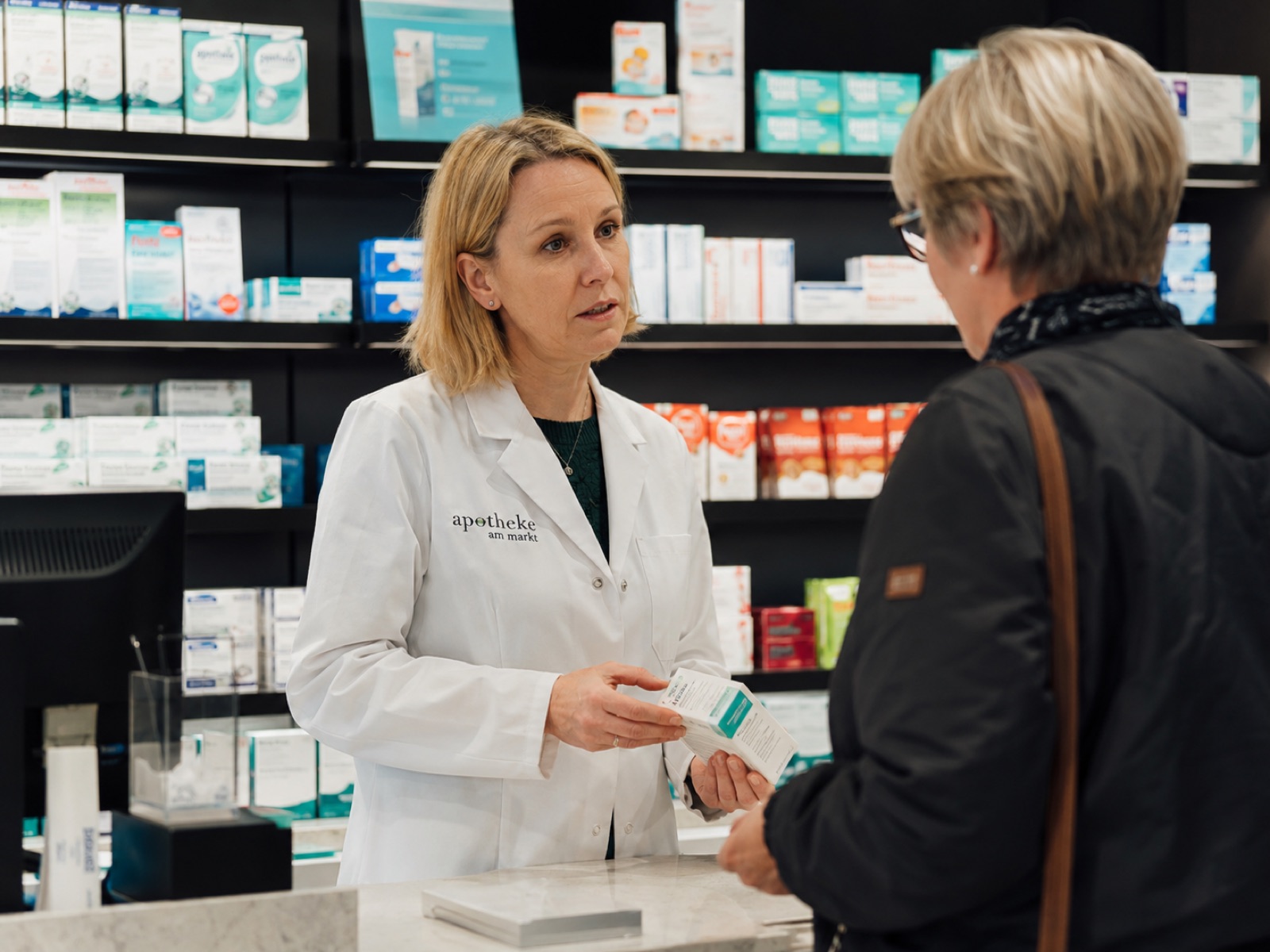 Beratungssituation am HV-Tisch in der Apotheke